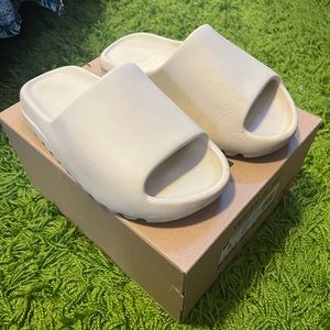 YEEZY SLIDES IN BONE